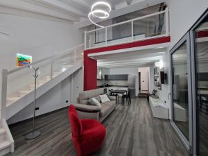 贝拉吉奥Bellagio Il Crotto的带沙发和红色椅子的客厅