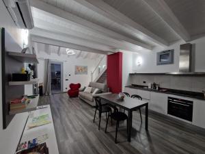 贝拉吉奥Bellagio Il Crotto的厨房以及带桌子和沙发的客厅。