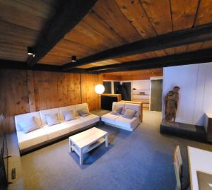 奥蒂塞伊ATI Appartamento stile Chalet dell 800 nel cuore di Ortisei的客厅配有沙发和桌子