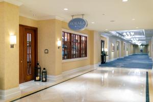 基西米冠军门欧尼酒店的酒店大堂的走廊,设有大堂