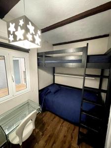 梅莱纳拉Bereli Beach的一间卧室配有一张双层床和梯子