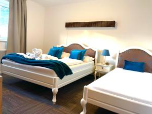 圣迈克尔隆高公寓酒店-达利拉的一间卧室配有两张带蓝色枕头的床