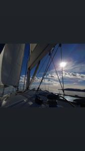 斯培西亚Bed & Boat Holiday的享有船翼和太阳的景色