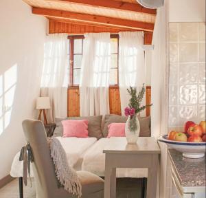 托尔博莱S托梅纳戈托尔博莱乡村民宿的客厅配有沙发和桌子