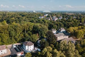 盖尔森基兴Buer Appartment的享有树木和建筑的小镇的空中景致