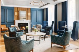 纽约The Wallace Hotel的大堂设有蓝色椅子和壁炉
