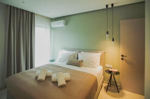 阿基欧斯尼古拉斯Celine Luxury Apartments & Suites的一间卧室配有一张床,上面有两条毛巾