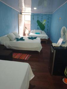 卡维塔Hotel Green Mountain Cahuita的一间设有两张床和一台电视的房间