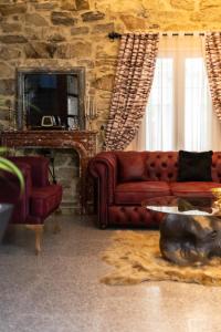 突尼斯HOTEL LAFAYETTE的客厅配有红色的沙发和桌子