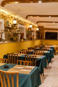 突尼斯HOTEL LAFAYETTE的用餐室配有绿色的桌椅
