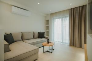 阿基欧斯尼古拉斯Celine Luxury Apartments & Suites的客厅配有沙发和桌子