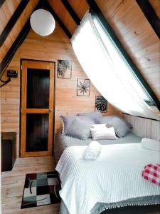 派帕Glamping refugio Gaia的小木屋内一间卧室,配有两张床