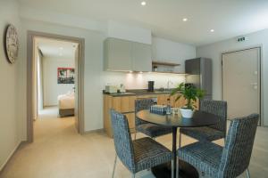 阿基欧斯尼古拉斯Celine Luxury Apartments & Suites的厨房以及带桌椅的用餐室。