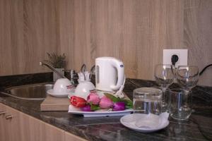 朱尼耶HOtello guest suites的厨房柜台配有搅拌机、鲜花和玻璃杯