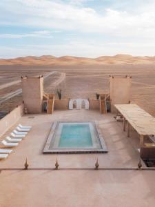 梅尔祖卡Dar Morocco的沙漠中的一个游泳池
