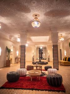 梅尔祖卡Dar Morocco的大堂设有配有桌椅的房间