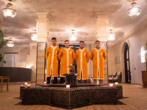梅尔祖卡Dar Morocco的一群身着黄袍的人站在桌子上