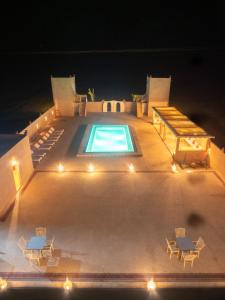 梅尔祖卡Dar Morocco的享有游泳池的顶部景色