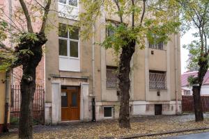 米什科尔茨Belvárosi apartman 'Bronze'的一座建筑,有棕色的门和两棵树