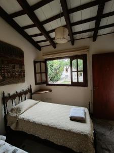 萨尔塔La Cara Oculta de Salta, bed and breakfast的一间卧室设有两张床和窗户。