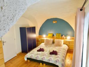 奥瑞斯Chalet d'hôtes Auris的一间卧室配有一张蓝色墙壁的床