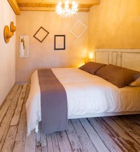 拉奎拉Aria di Bosco的一间卧室配有一张大床和一个吊灯。