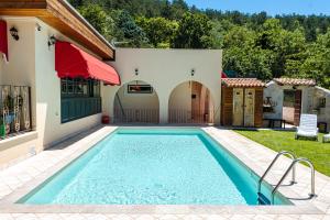 拉奎拉Aria di Bosco的一座房子后院的游泳池