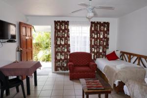 内尔斯普雷特Sheba Rock Guesthouse的卧室配有床、椅子和窗户。