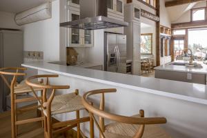 大天空市Western Tanager Cabin的厨房配有柜台和一些木凳