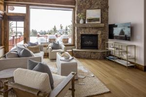 大天空市Western Tanager Cabin的带沙发和壁炉的客厅
