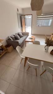 瓜伊马延Casa Yaqui的客厅配有沙发和桌椅