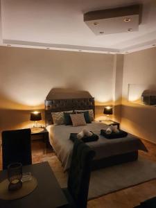 Senjak (historical)Emerald Apartment Belgrade的一间卧室配有一张大床和两盏灯。