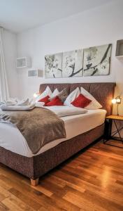 索内纳尔佩·纳斯费尔德纳斯费尔德力士公寓的一间卧室配有一张带红色枕头的大床