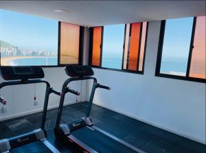 维拉维尔哈INCRIVEL FLAT106 PASSARGADA VISTA p MAR的一个带两个跑步机的健身房,位于带窗户的房间