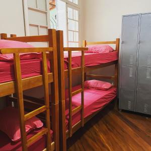 圣保罗Grande Família Hostel Av paulista的客房内的两张双层床