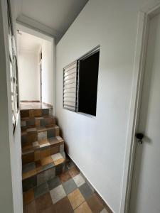 圣保罗Grande Família Hostel Av paulista的走廊上设有窗户,设有楼梯