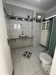 圣保罗Grande Família Hostel Av paulista的一间带卫生间和水槽的浴室