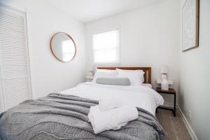 米德兰Exclusive Spread Midland的白色卧室配有一张大床和毛巾