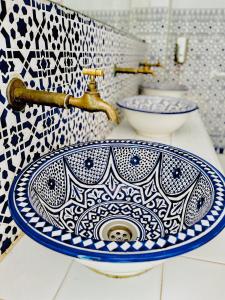 得土安Riad Darna的浴室的柜台上设有蓝色和白色的盥洗盆