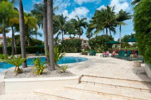 圣詹姆斯Paradise Palms Sugar Hill的棕榈树度假村的游泳池