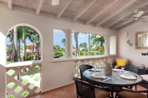 圣詹姆斯Paradise Palms Sugar Hill的阳台配有桌椅和2扇窗户。