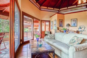 阿特纳斯Villa Cielo的客厅配有沙发和桌子