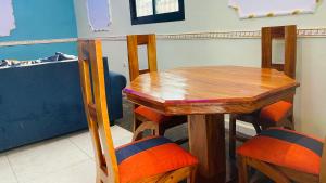 BafoussamCharmante maison cozy et conviviale的一张木桌和椅子