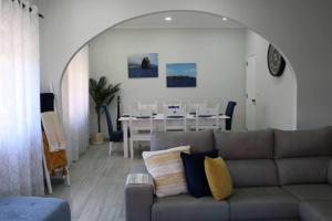 奥尔塔Casa das Palmeiras - Res. of Elizabete and Fatima的带沙发的客厅和用餐室