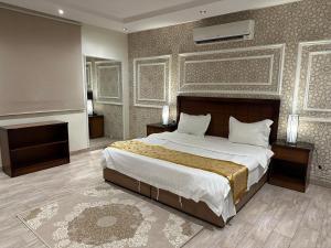 利雅德منازل المرجان للوحدات السكنية المفروشة Manzel Al Murjan Hotel Apartments的一间卧室设有一张大床和两个床头柜
