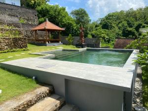 乌鲁瓦图毕龙博特家庭旅馆的花园内的游泳池,带凉亭