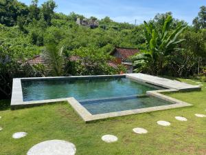 乌鲁瓦图毕龙博特家庭旅馆的一座房子的院子内的游泳池