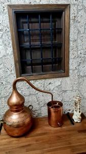 卡索拉El Alambique的一张带水壶的木桌和一杯