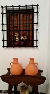 卡索拉El Alambique的木桌边两只橙色花瓶