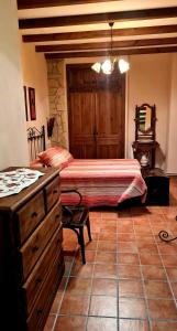 卡索拉El Alambique的一间卧室配有一张床和一个梳妆台